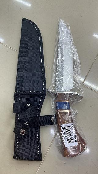 FACA INOX COM BAINHA CABO EM MADEIRA E COM DETALHES